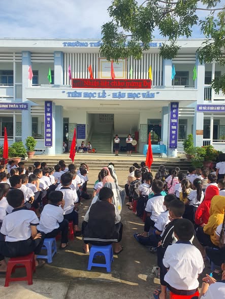 Sinh hoạt dưới cờ tháng 11: Chủ điểm Tôn sư trọng đạo tại Tiểu học Hàm Chính 1