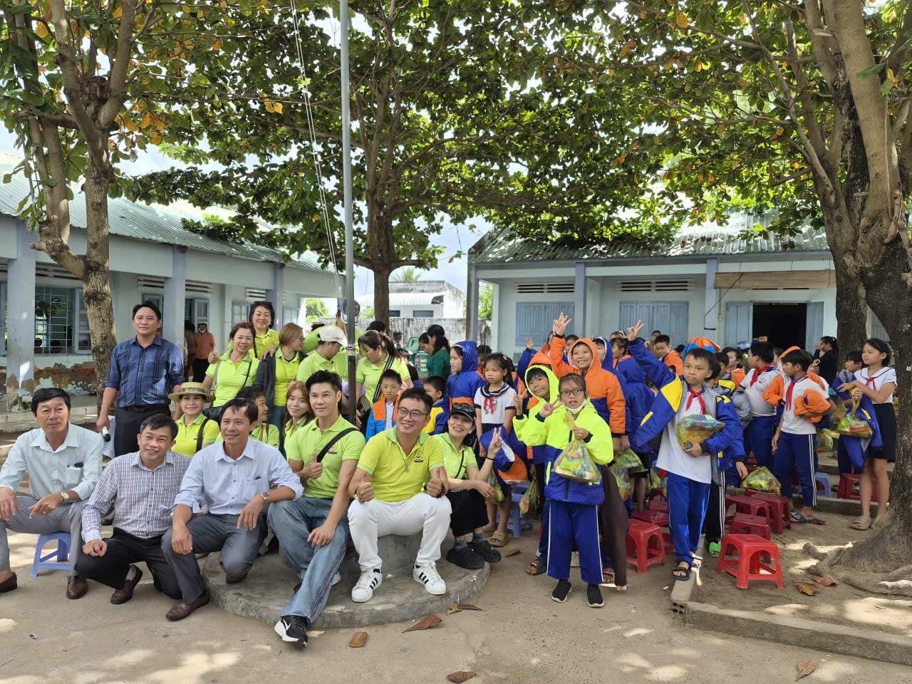 Trao 100 suất quà hỗ trợ học sinh Trường Tiểu học Hàm Chính 1 sau lũ lụt