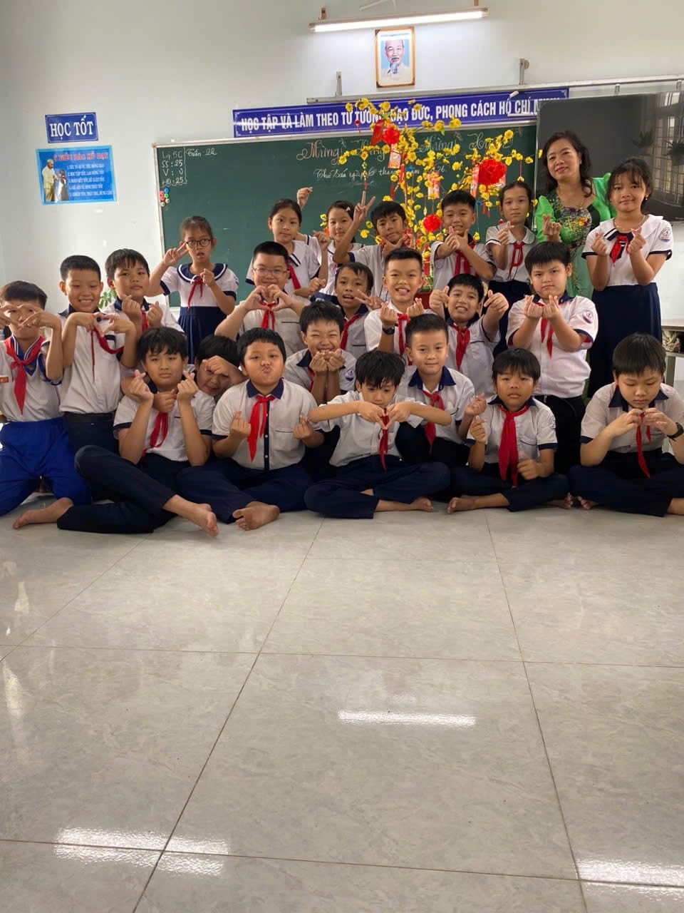 Trường Tiểu học Hàm Chính 1: Rộn ràng trang trí lớp học đón Tết 2026